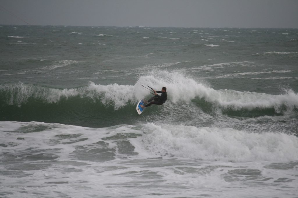 Jeremy au Surf en kitesurf | Session Marin Port Leucate | Le Blog Surfone